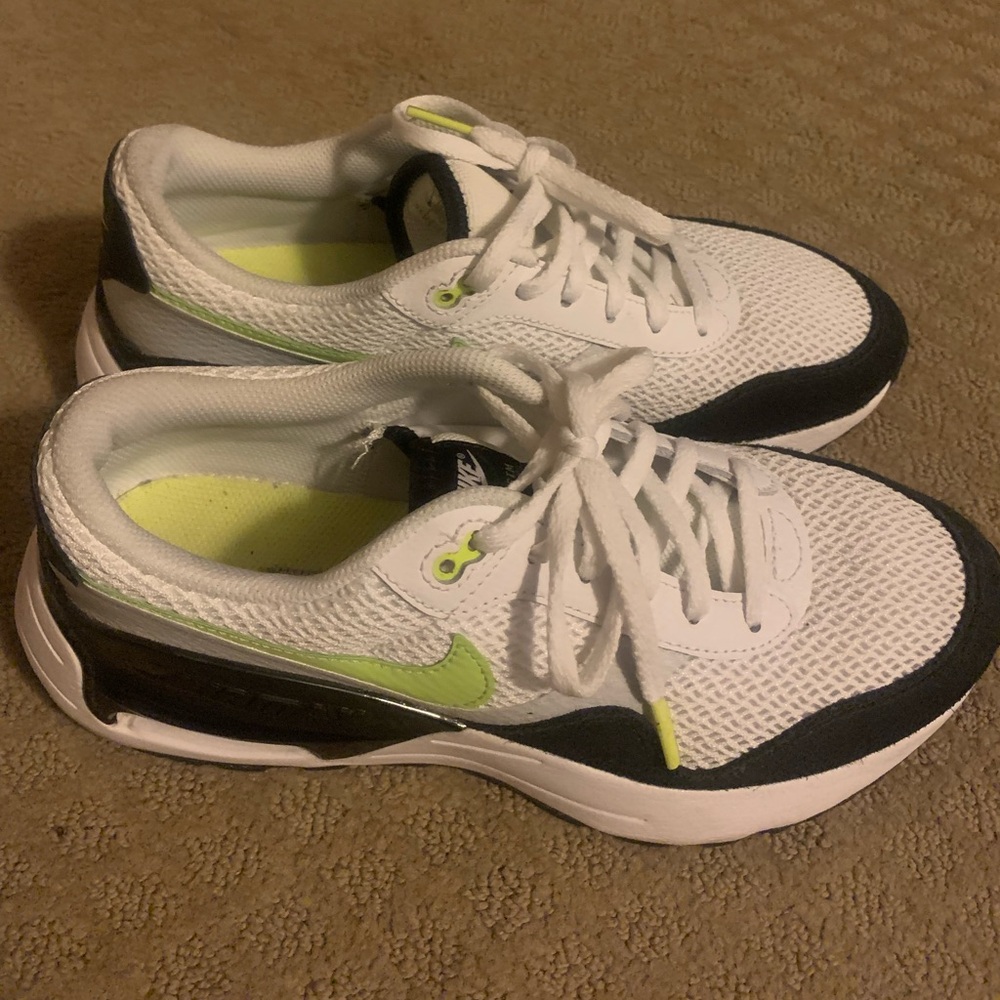Nike Women's    8 1/:2.  / Men 7 Black and White Sneakers